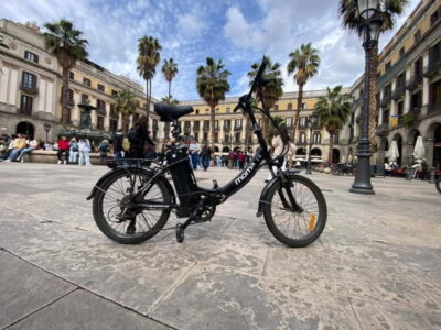 Barcelona: Full-Day Bike/E-Bike Rental with Helmet and Lock - How the route feels: plazas, photos, walks, and your own timing