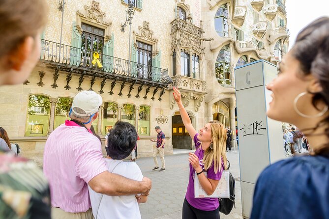 Barcelona Gaudi and Sagrada Familia Tour - Photography help: good for Instagram, better for memory