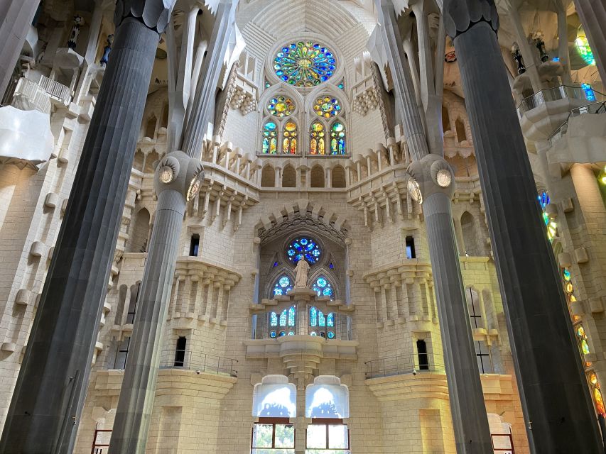 Barcelona: Gaudí Houses & Sagrada Familia Tour - Lunch break: make the 2 hours work for you