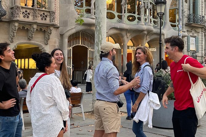 Barcelona: Gaudí, Tapa, Drink & Hidden Architectural Gems - Casa Milà, metro ride, and the run-up to La Sagrada Família