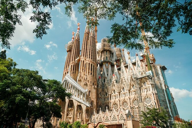 Barcelona: Gaudí, Tapa, Drink & Hidden Architectural Gems - La Sagrada Família details plus a tapa-and-drink reset