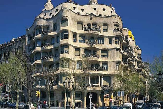 Barcelona Gaudi Tour: Sagrada Familia, Casa Batllo & Casa Mila - Pickup, group size, and the calm benefit of private transport