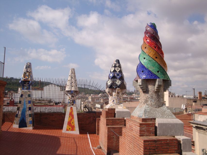 Barcelona: German City Tour from Gaudí's Perspective - Starting at Plaça Reial and getting oriented fast