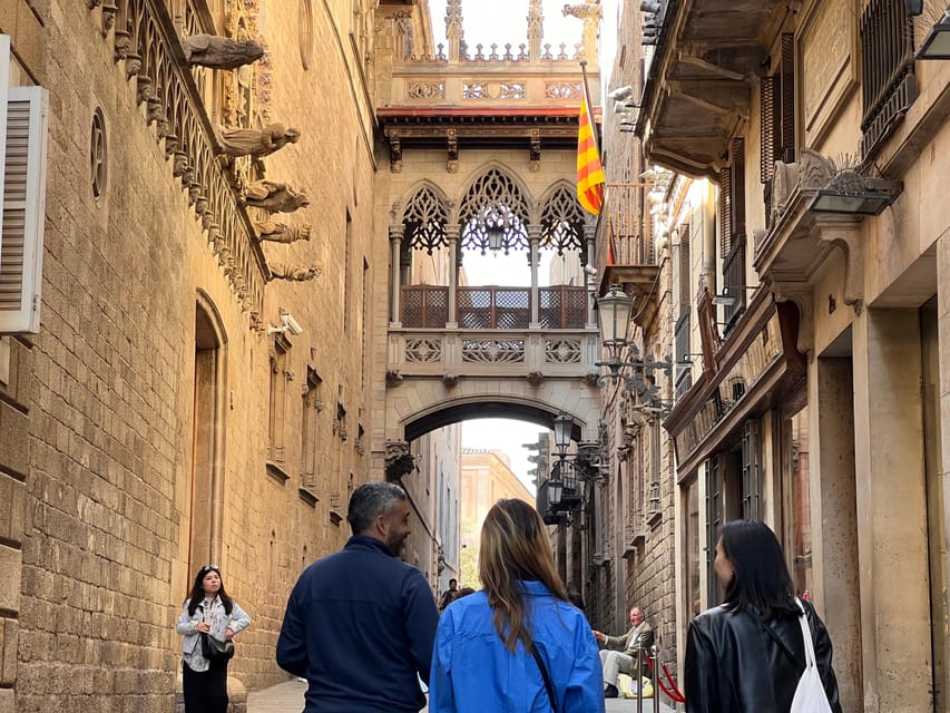 Barcelona: Gothic Quarter Guided Tour with Flamenco & Tapas - Tapas at Plaça Reial: Where Dinner Feels Like a Scene