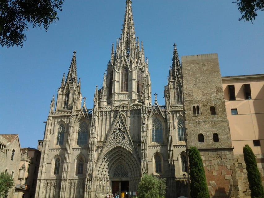 Barcelona: Gothic Quarter Legends Walking Tour with Tapas - Meeting at Hotel Colón: Getting Started Smoothly