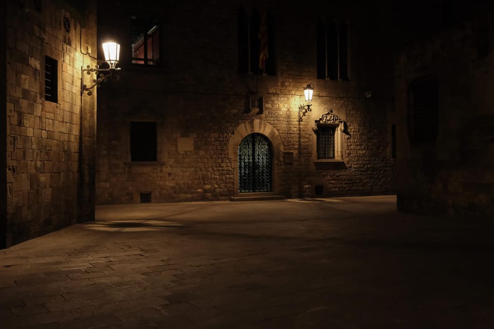 Barcelona: Gothic Quarter Night Walk Mysteries and Legends - Night Walking in the Gothic Quarter: what you’re really paying for