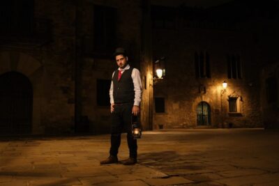 Barcelona: Gothic Quarter Night Walk Mysteries and Legends - Meeting at Plaça de Ramon Berenguer el Gran and finding your guide
