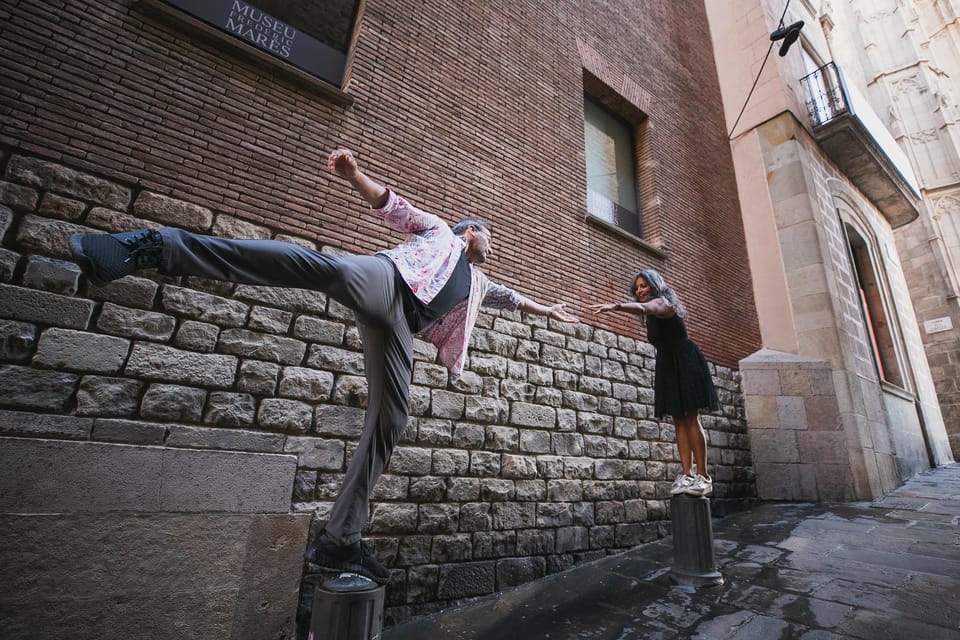 Barcelona: Gothic Quarter Private Photoshoot Experience - How the photographer picks locations in the moment