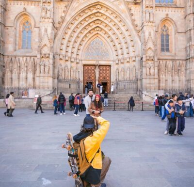 Barcelona: Gothic Quarter Private Photoshoot Experience - Meeting at Pla de la Seu: how the session starts