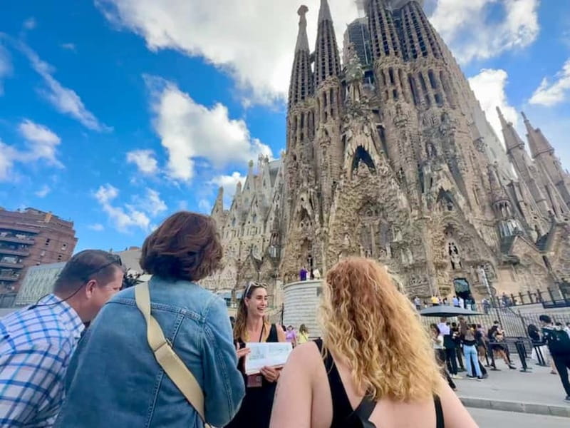 Barcelona: Gothic Quarter, Sagrada Familia & Park Güell Tour - Cathedral photo stop + Plaça Sant Jaume: short time, big payoff