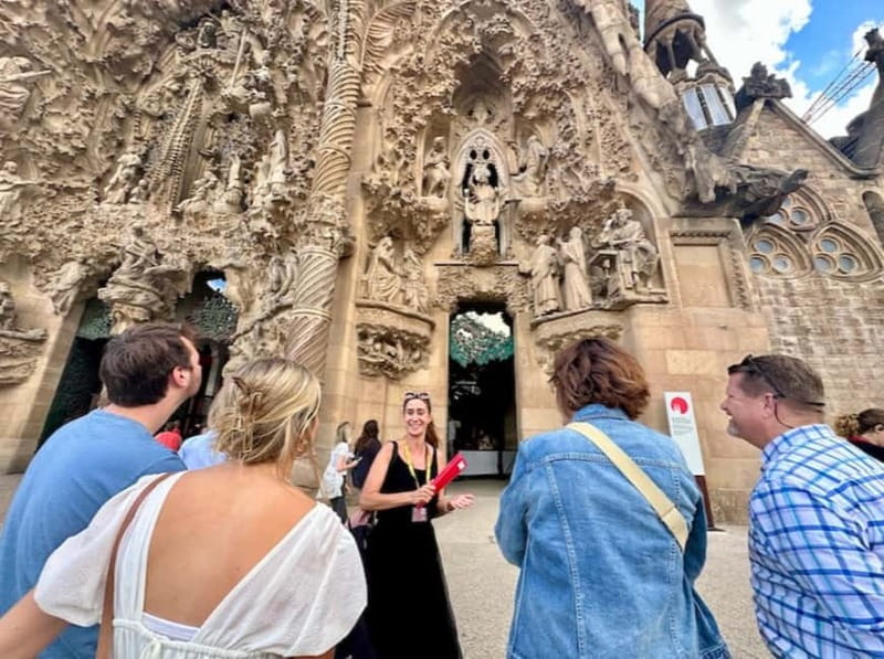 Barcelona: Gothic Quarter, Sagrada Familia & Park Güell Tour - Passing Gaudí’s apartment houses: Casa Milà and Casa Batlló (outside only)