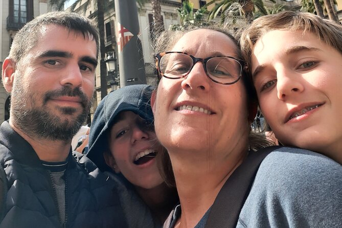 Barcelona Gothic Quarter Scavenger Hunt and City Highlights Walking Tour - Teamwork, points, and why families often like it