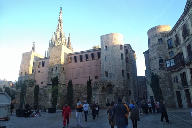 Barcelona Gothic Quarter Walking Tour with Tapas - Craft Barcelona Tapas Stop: Drink and Two Pintxos