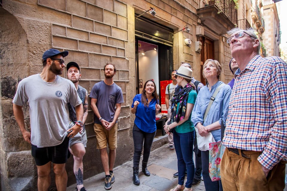 Barcelona: Gothic Quarter's Deepest Secrets Tour and Sangria - Plaça de Catalunya to Las Ramblas: the transition from modern to medieval