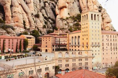 Barcelona : Gothic, Tapas, Churros & Vermouth - Neo-Gothic Cathedral and Roman Walls: How the Buildings Explain Each Other