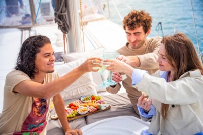 Barcelona Guided Sagrada Familia Tour & Sailing Experience - Choosing early morning or late afternoon at Sagrada Família