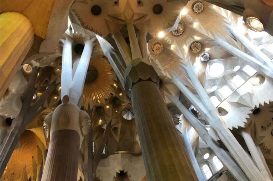 Barcelona: Guided Sagrada Familia Tour & Skip-The-Line Entry - Skip-the-Line and a Small Group: the real value