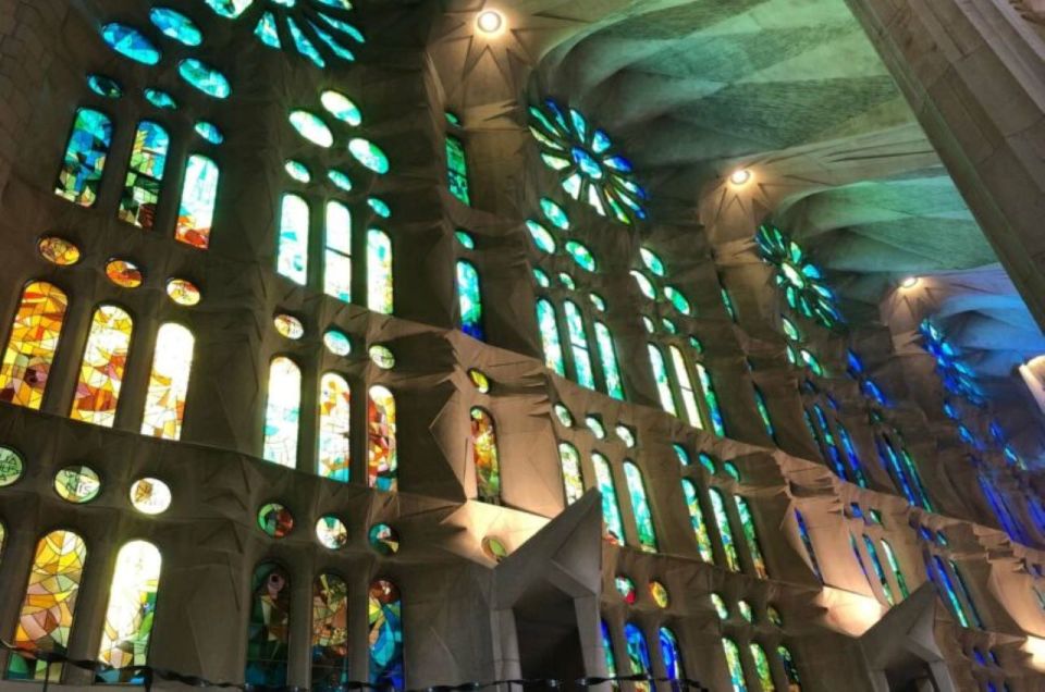 Barcelona: Guided Sagrada Familia Tour & Skip-The-Line Entry - Terrace photo stop: unobstructed views from above