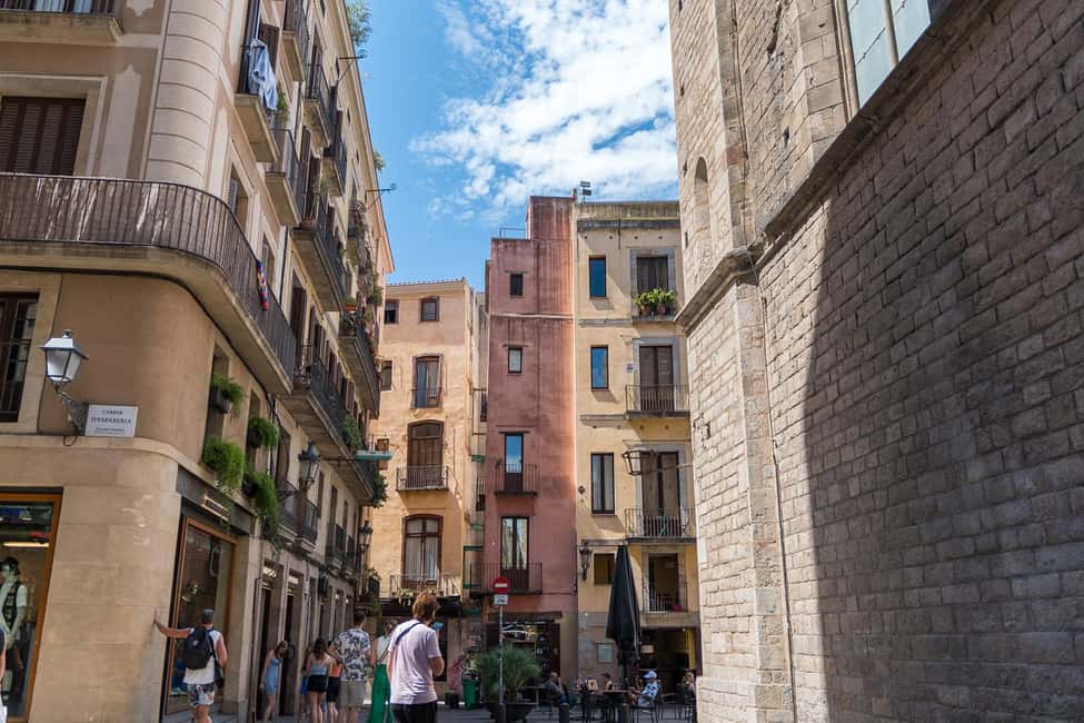 Barcelona guided tour in French - Gothic Quarter stops: what you’ll learn while walking Calle del Bisbe