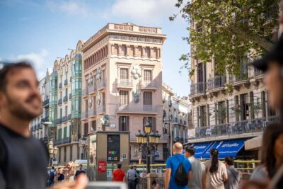 Barcelona guided tour in French - Meeting Jérémy at Plaça Reial and getting your bearings fast