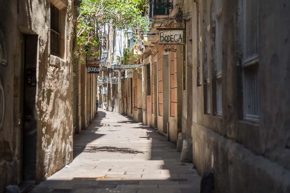 Barcelona guided tour in French - El Born: pairing neighborhood vibes with Santa Maria del Mar