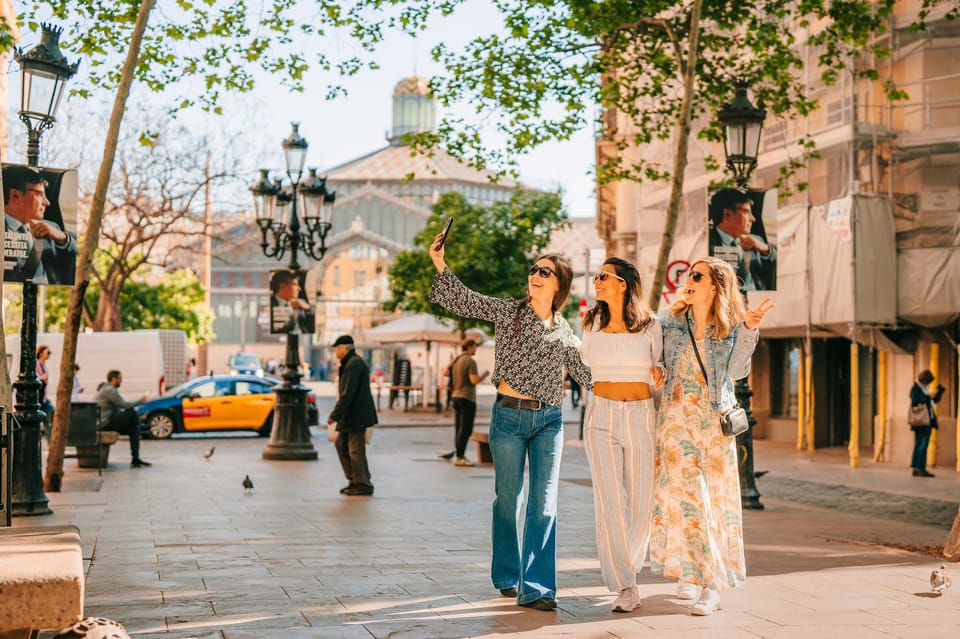 Barcelona: Guided Walking City Tour, Cable Car & Boat Ride - Harbor boat ride past Port Vell and Columbus Monument