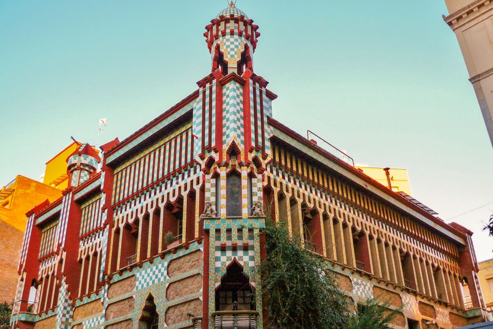 Barcelona: Half Day Tour on Sidecar Motorcycle - El Born and Arc de Triomf: medieval lanes meet grand plans