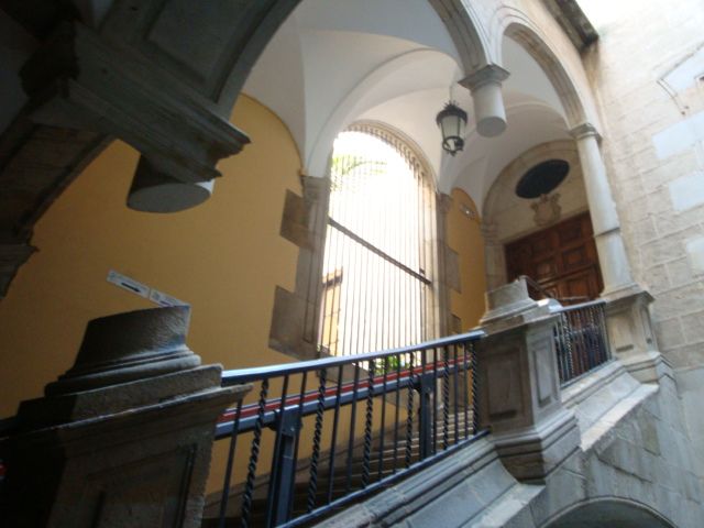 Barcelona: Hidden Secrets City Tour in German or English - A private, 3-weather walk with a riddle mindset