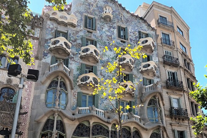 Barcelona Highlights Bike Tour - The Sagrada Familia sprint: UNESCO scale and facade-level perspective