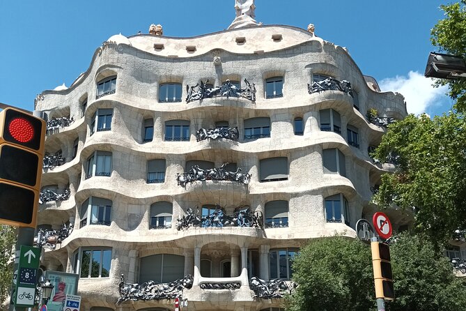 Barcelona Highlights Bike Tour - The 1888 World’s Fair arch and Ciutadella Parc: where locals decompress