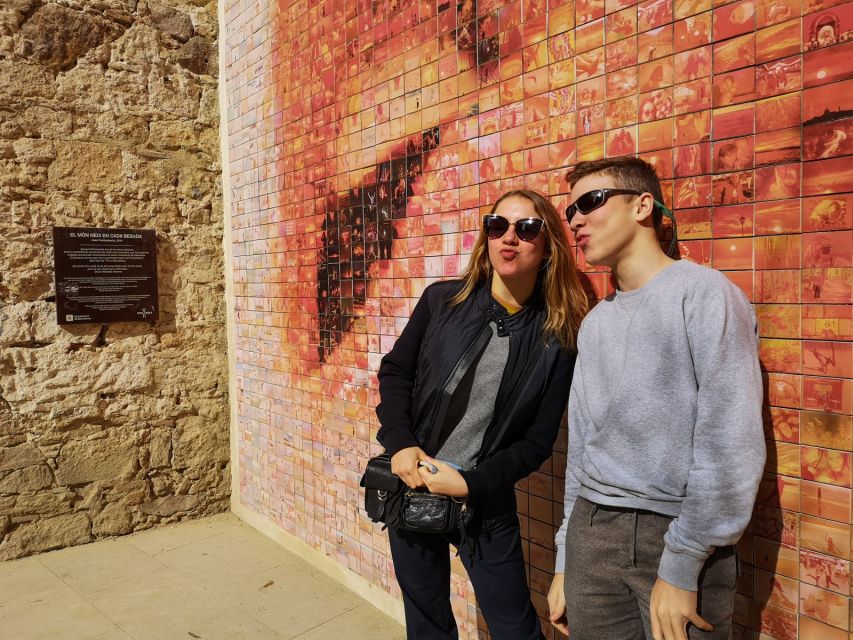 Barcelona: Highlights & Gems Private Tour with Tapa & Drink - Starting at Plaça del Teatre: Getting Your Bearings in 10 Minutes