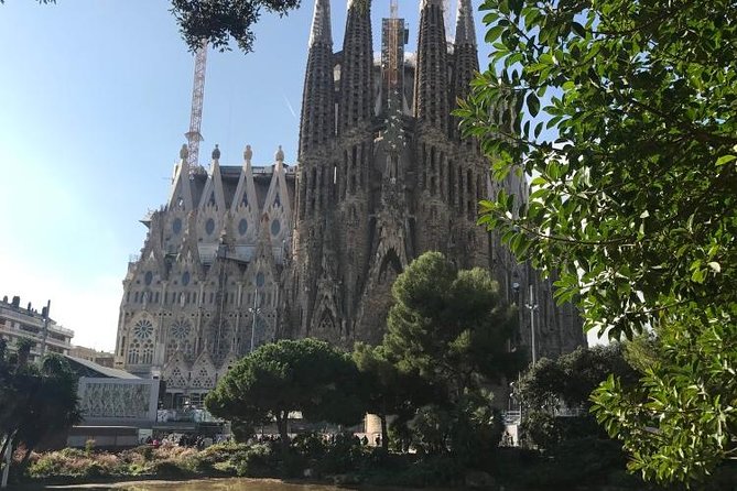 Barcelona: Highlights of Sagrada Familia Max 6 People Guided Tour - Skip-the-line entry: the smart way to use it
