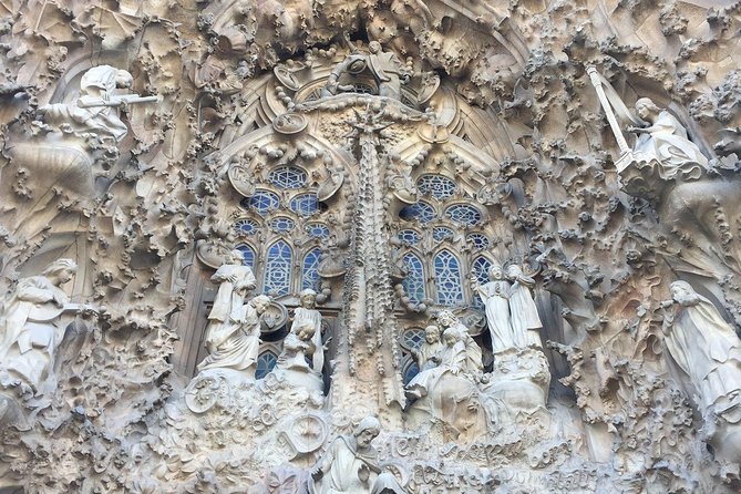 Barcelona: Highlights of Sagrada Familia Max 6 People Guided Tour - Dress code at a place of worship: plan it to avoid stress