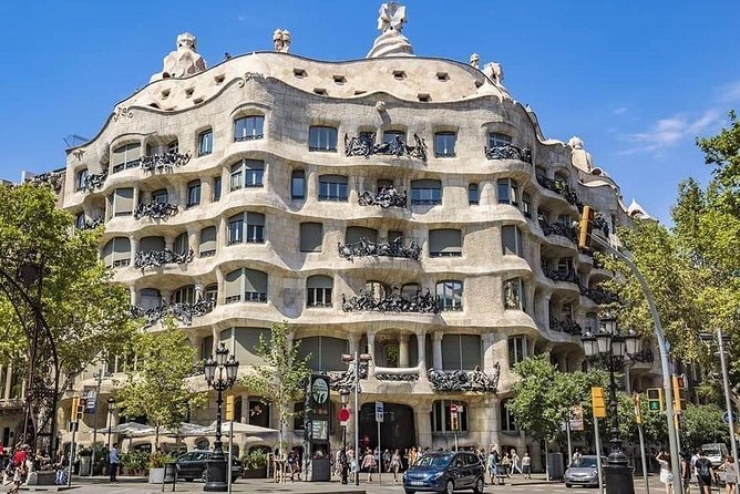 Barcelona Highlights Private Guided Tour - Casa Batlló and La Pedrera: photo time that still comes with context