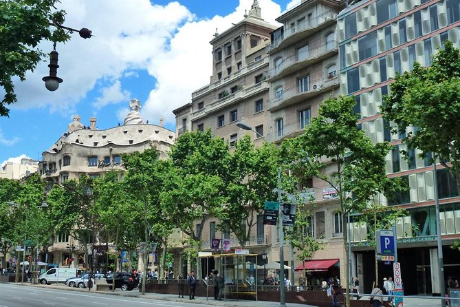 Barcelona Highlights Private Tour with Driver and Official Guide - Price and value: is $544.42 per person worth it?