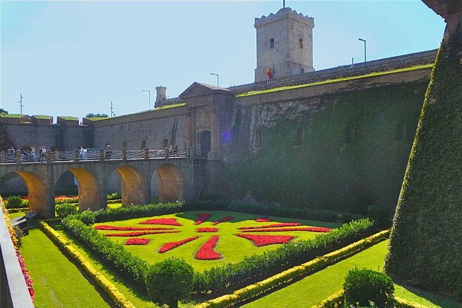 Barcelona Highlights Private Tour with Port or Hotel Transfers - Port Olimpic and the Beachfront Start: Easy Warm-Up