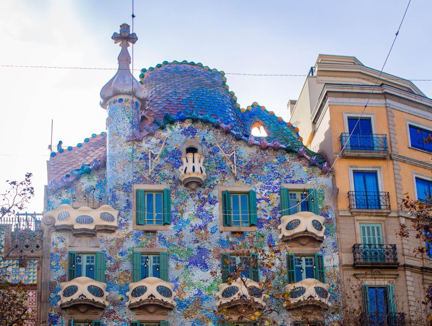 Barcelona Highlights: The Best of Gaudi On Segway - Sagrada Família from the street: the unfinished towers still hit