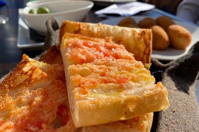 Barcelona Historic Walking Tour and Food Experience - Food and drinks built into the walk, not tacked on