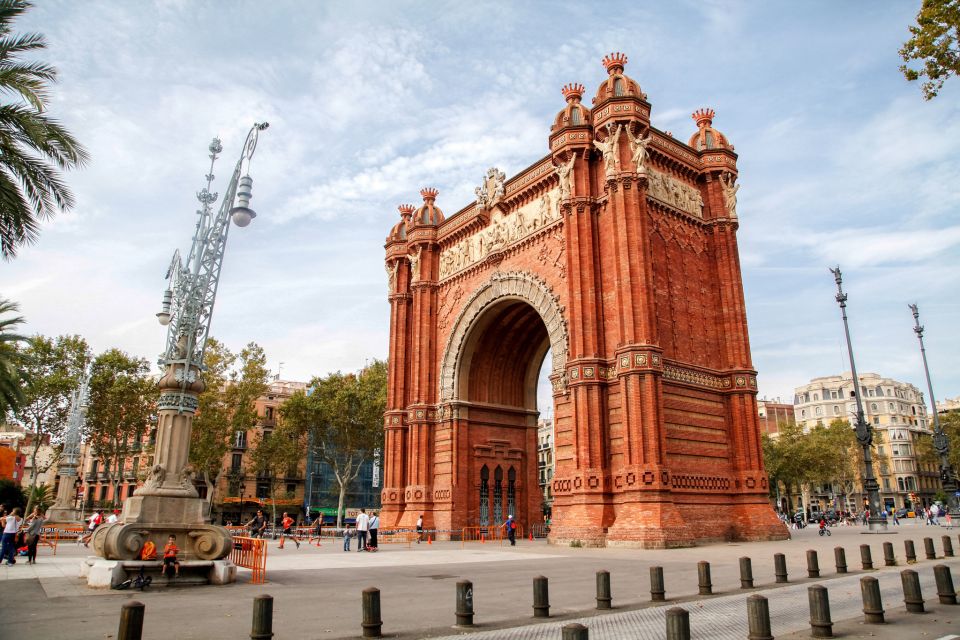 Barcelona Historical 3-Hour Bike Tour - Ciutadella Park and Arc de Triomf: a breather with real sights