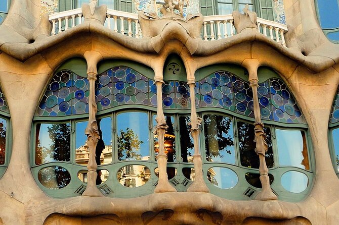 Barcelona in 1 Day: Sagrada Familia, Park Guell,Old Town & Pickup - Las Ramblas and the Waterfront Pass-By That Still Feels Useful