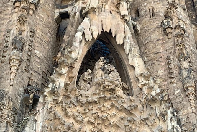 Barcelona in One Day: Gaudí, Gothic Quarter &Tapas (Private Tour) - Plaça Sant Jaume and the Sinagoga Major: political Barcelona and Jewish call streets