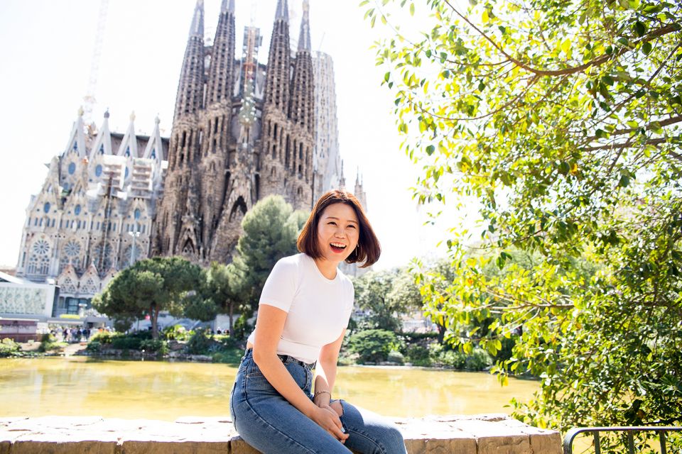 Barcelona: Instagram Tour of the Most Scenic Spots - The Gothic Quarter Photo Walk: Quiet Streets and Easy Posing