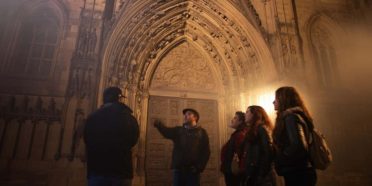 Barcelona: Killers, Witches & Inquisition Old Town (day/eve) - How the €1 guide headset keeps the stories audible in tight streets