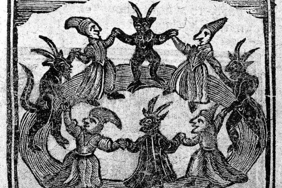 Barcelona: Killers, Witches & Inquisition Old Town (day/eve) - Meeting at Plaça de Catalunya and finding your guide fast