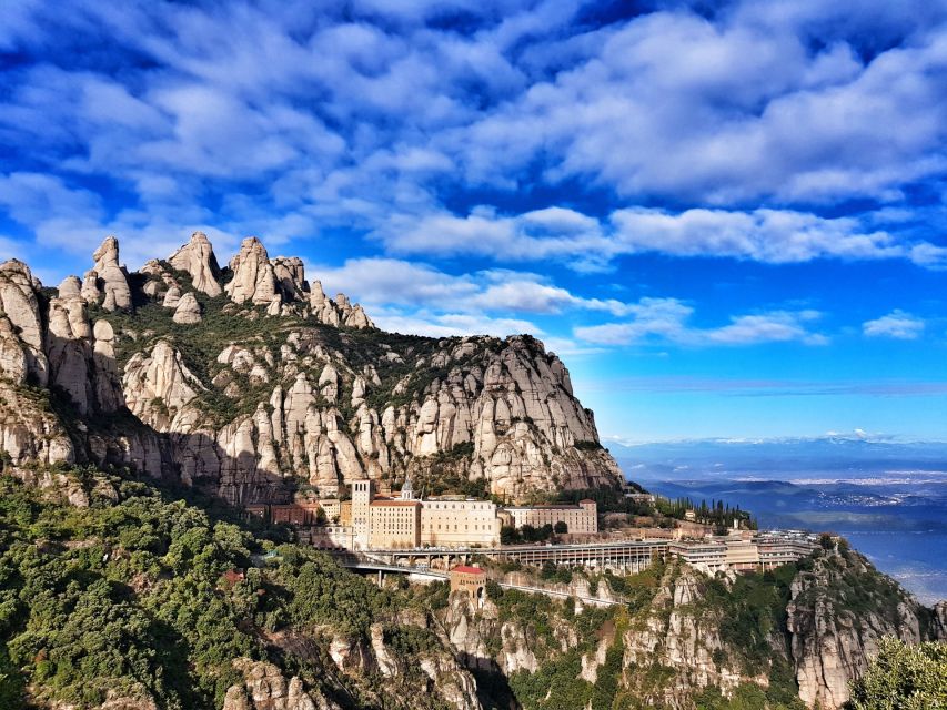 Barcelona: Montserrat Hiking Experience and Monastery Visit - Montserrat Monastery and La Moreneta basilica: the part you actually remember