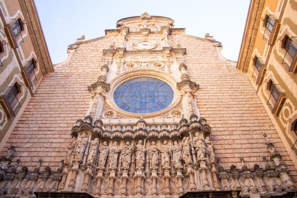 Barcelona: Montserrat, Winery Tour & Lunch with Wine Tasting - Getting started at Estació de França and riding out of Barcelona