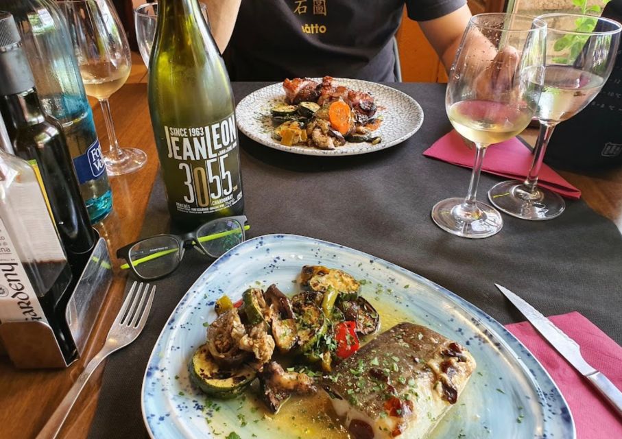 Barcelona: Montserrat with Winery Visit and Farmhouse Lunch - Getting started: meeting at Palau de la Musica’s doorstep