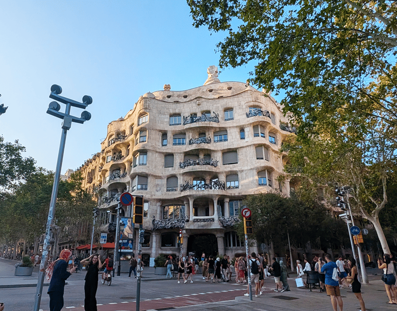 Barcelona: Old Town Private Walking Tour of Past and Present - Las Ramblas and La Boqueria: a tasting break that tastes like Barcelona