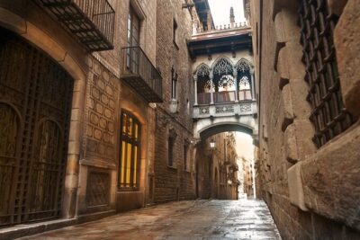 Barcelona Old Town Walking Tour & Optional Casa Battlo Ticket - Stop 1: El Born streets, Santa Maria del Mar, and local food energy
