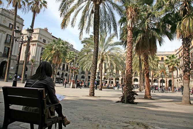 Barcelona Old Town walking tour with official guide - Mercat de la Boqueria: start with food, not facts